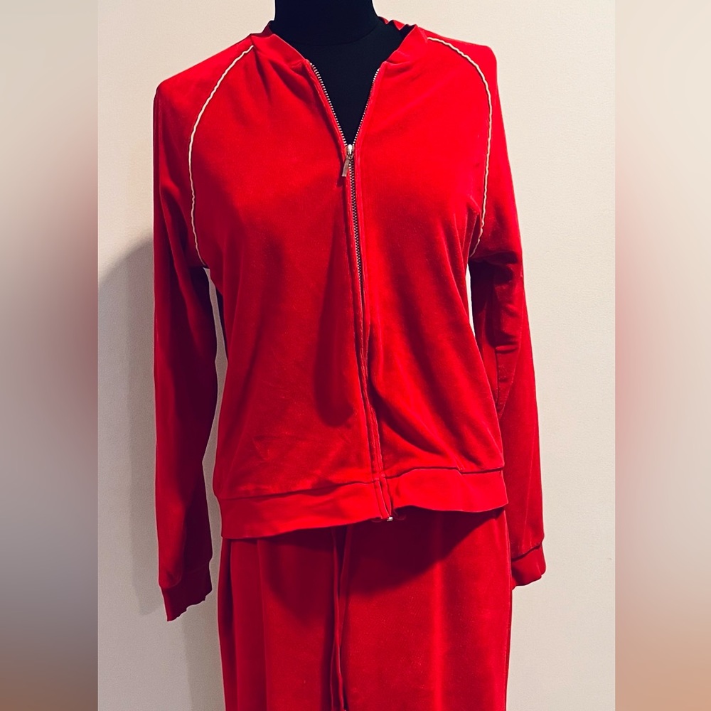 Gap size M sweat suit, red, zip front, 3/4 length drawstring pants.